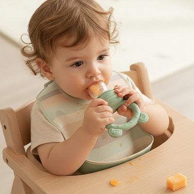 bébé assis table haute grignoteuse bouche