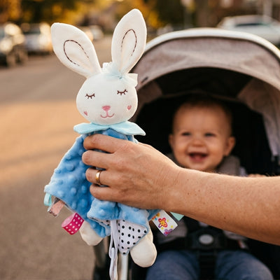 bébé poussette doudou lapin bleu