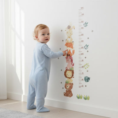 bébé toise enfant mur