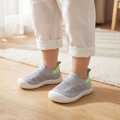 chaussures souples gris pantalons blancs