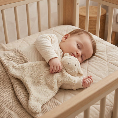doudou bébé dort bassinette