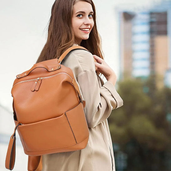 femme sourire sac langer epaule