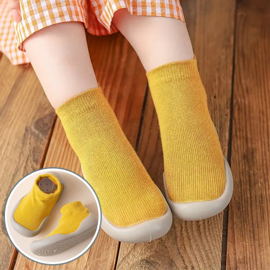 fillette chaussons de marche jaunes antiderapantes