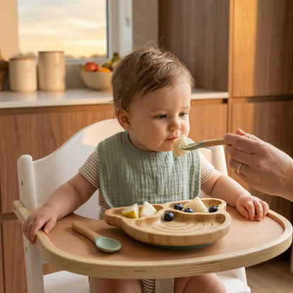maman donne manger cuillère bébé verte