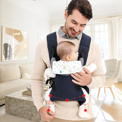 papa porte bébé contre lui bien assis