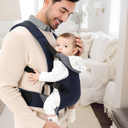 papa porte bébé contre lui
