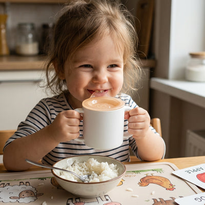 petite fille gobelet pour bebe deux mains