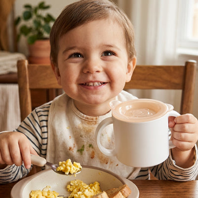 repas gobelet pou bebe souriante